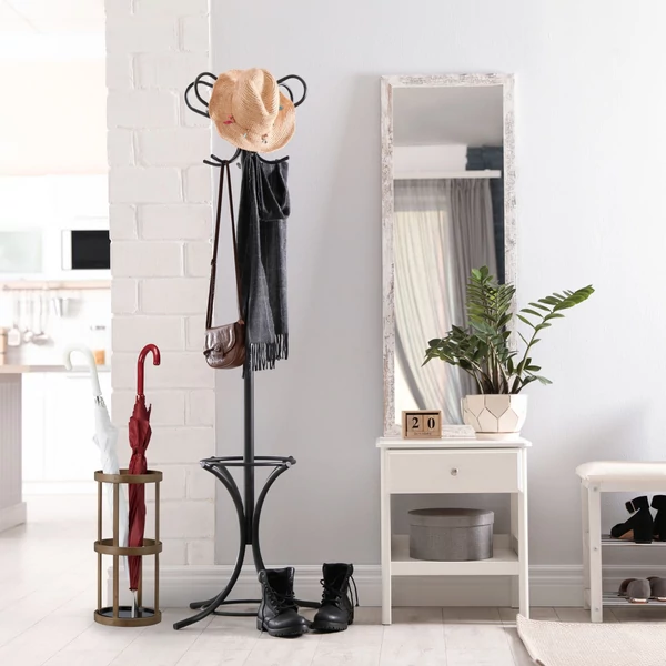 Akano bambusz esernyőtartó barna színben egy fekete ruhafogas és egy tükör szekrény mellett az előszobában 