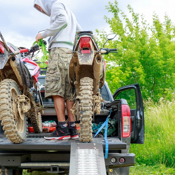 Crossmotor feltolva egy összecsukható acélrámpa segítségével