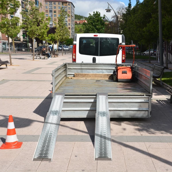 Összecsukható horganyzott acél  felhajtó rámpa  szett emelt terhelhetősséggel