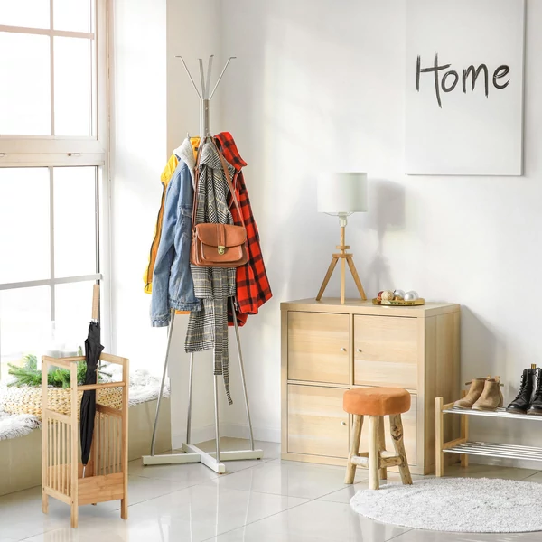 Elegáns bambusz esernyőtartó állvány bejárati térben