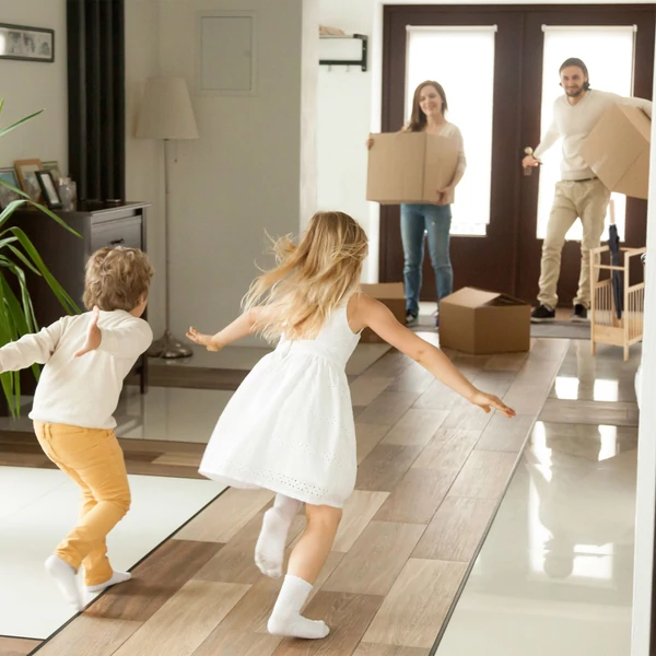 Minimalista bambusz esernyőtartó modern lakásban