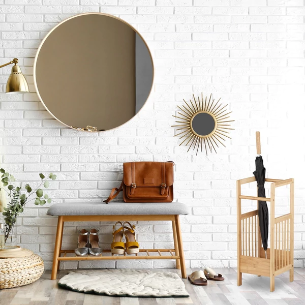 Bambuszból készült cipőtartó pad és esernyőtartó egy nagyméretű tükör alatt az előszobában