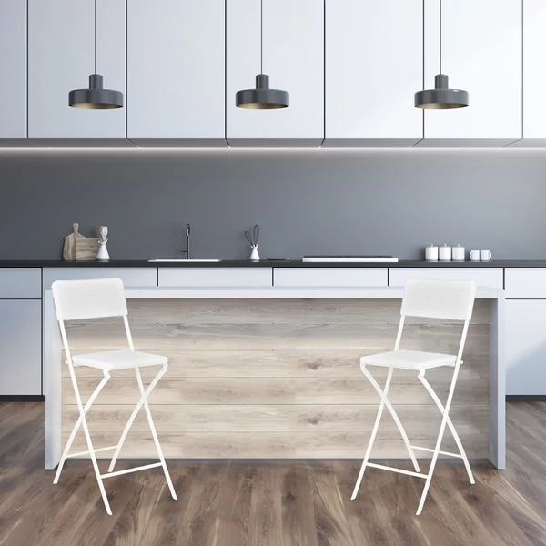 Fehér színű háttámlás összecsukható bárszékek egy nagyméretű modern konyhában a konyhapult mellett