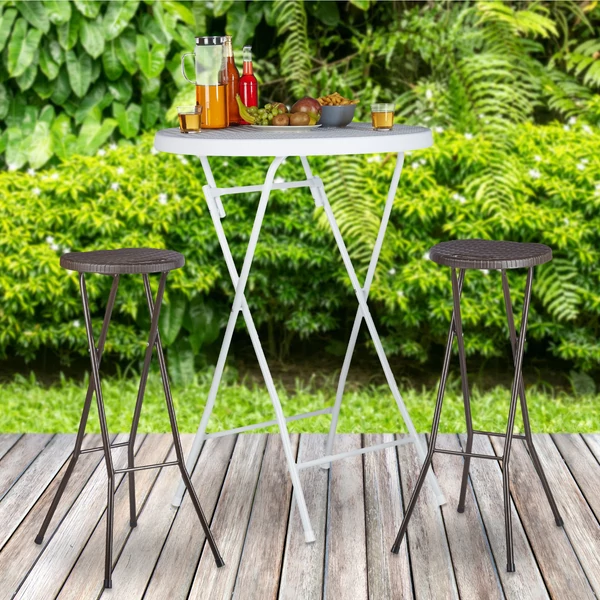Sötétbarna színű műrattan kültéri bárszékek és egy fehér színű kerti bárasztal egy faborítású teraszon