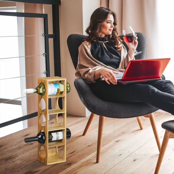 Bimo bambusz szabadonálló asztali bortartó öt palacnknak elegendő hellyel egy duplex lakásban a lépcsőfordulóban