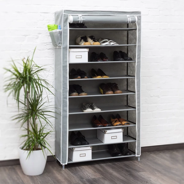 Szürke színű huzattal lezárható cipőtároló állvány cipőkkel és cipősdobozokal felpakolva