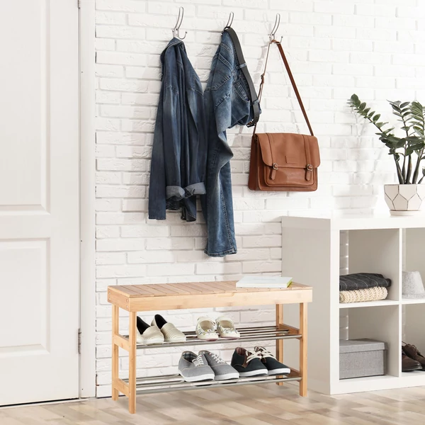 Natúr színű bambusz két szintes cipőtároló az előszobában elhelyezve néhány pár cipővel