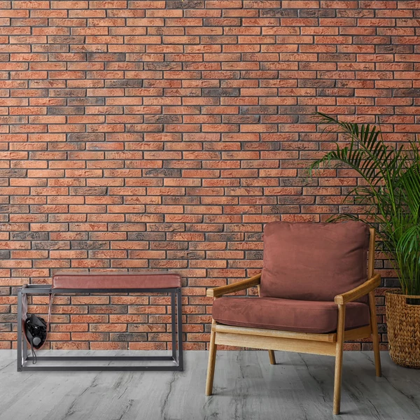 Fekete színű acél vázzal és barna műbőr kárpitozással felszerelt beltéri ülőpad a nappaliban egy fotel mellett