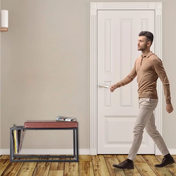 Loft beltéri pad és ülőpad közvetlenül a fehér színű bejárati ajtó mellett az előszobában