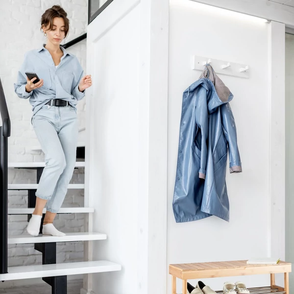 Lépcső mellett elhelyzett bambusz cipőtároló két emeletes kivitelben felete fogassal a falon