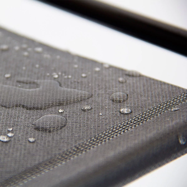 Vízlepergetős anyagból készült polcokkal szerelt cipőtartó állvány egyik polca fekete színben