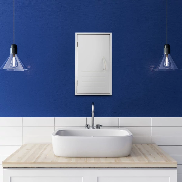 Praktikus ajtós és polcos falra szerelhető fürdőszobai szekrény