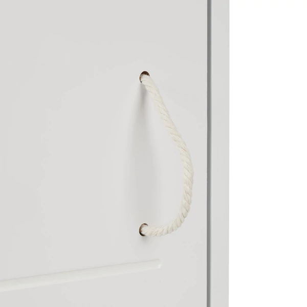 Elegáns fürdőszobai szekrény kötélből készült fogantyúval