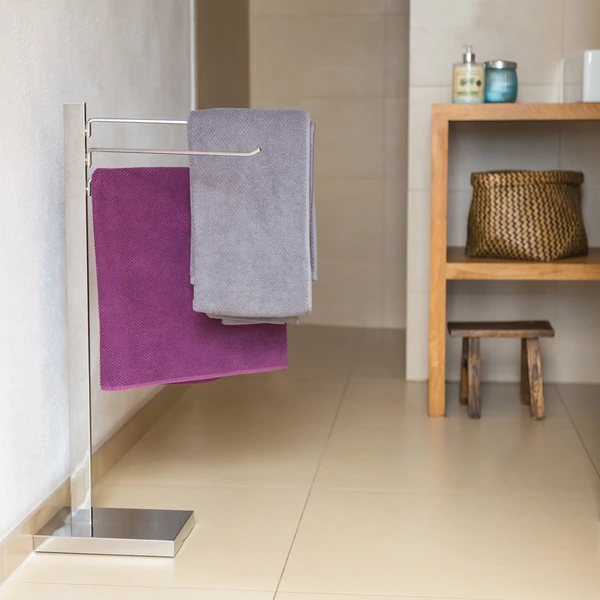 Harmo törölközőtartó inas a fürdőszobában különböző színű törölközőkkel