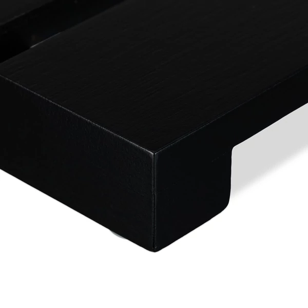 Fekete színű bambuszból készült fürdőszobai szőnyeg és szaunaszőnyeg egyik sarka