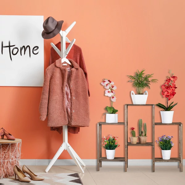 Fren közepesen nagy méretű fenyőfa virágtartó állvány a közlekedőben egy ruhafogas mellett