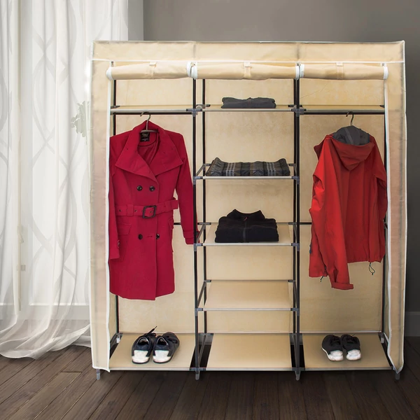 acélvázas ruhásszekrény krém színben piros felsőruházattal a hálószobában