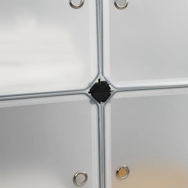 Nagyméretű zárható ajtókkal szerelt variálható ruhatároló szekrény