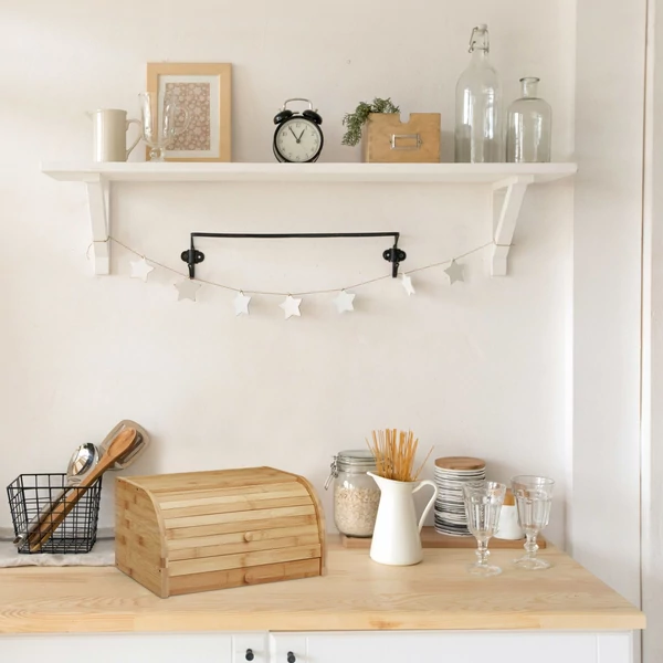 Goj nagyméretű bambusz kenyértartó kihúzható fiókkal egy tálalószekrény tetején