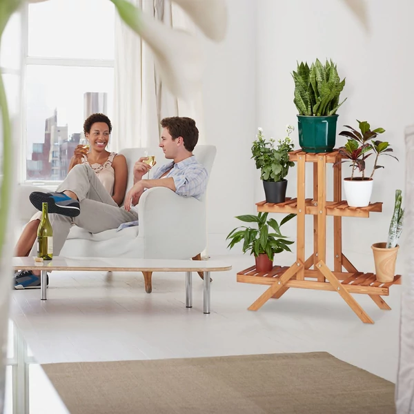 Göran mézbarna színű virágtartó állvány a nappali sarkában zöld növényekkel