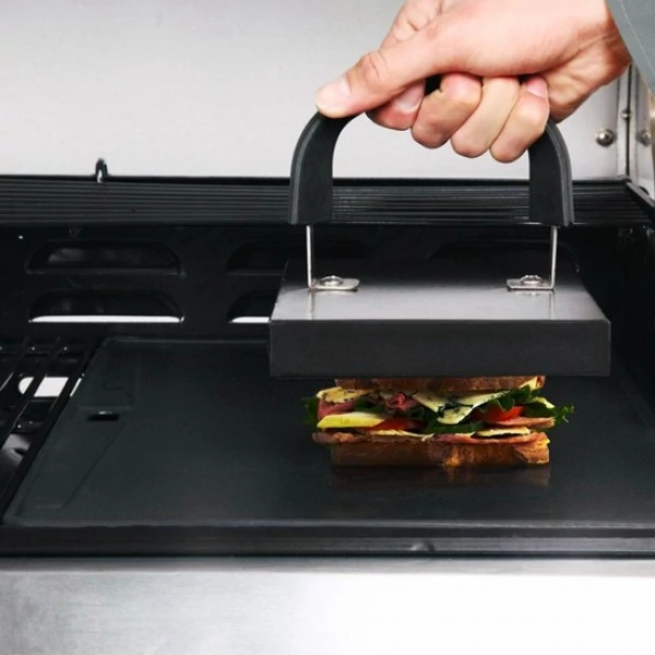 Grillező lap öntöttvasból sütögetés közben egy gázgrillen használva