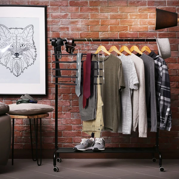 Gurulós ruhatartó állványon elhelyezett többszintes nadrág és szoknyatartó vállfák színes ruhadarabokkal