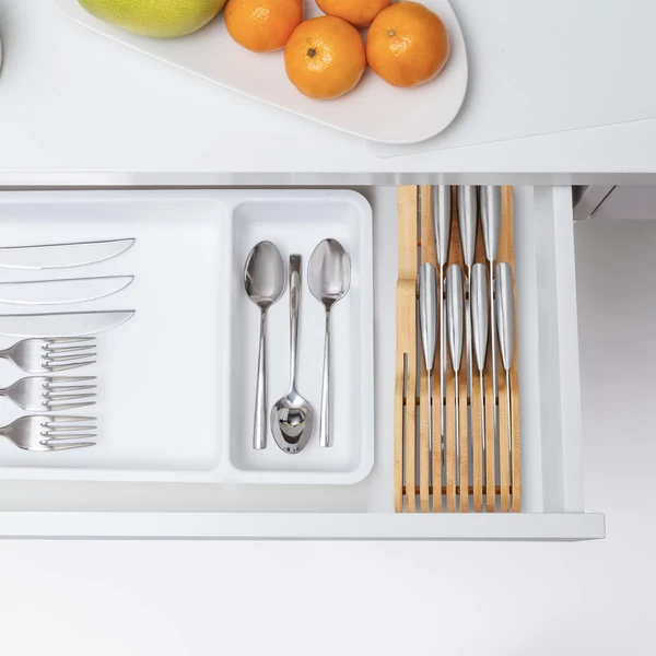 Hokiro bambusz késtartó és késblokk egy fehér konyhaszekrény fiókjában egy műanyag evőeszköztartó fiókbetét mellett rozsdamentes késekkel