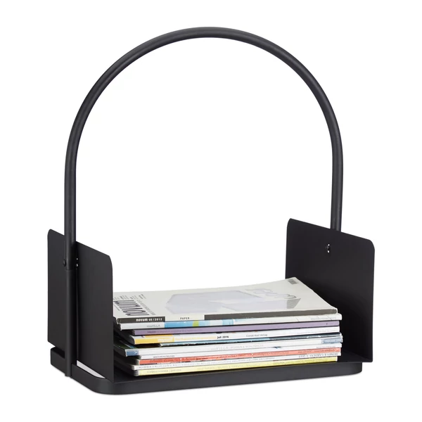 Fekete színű acél tűzifa tartó kosár újságtartóként hasznosítva