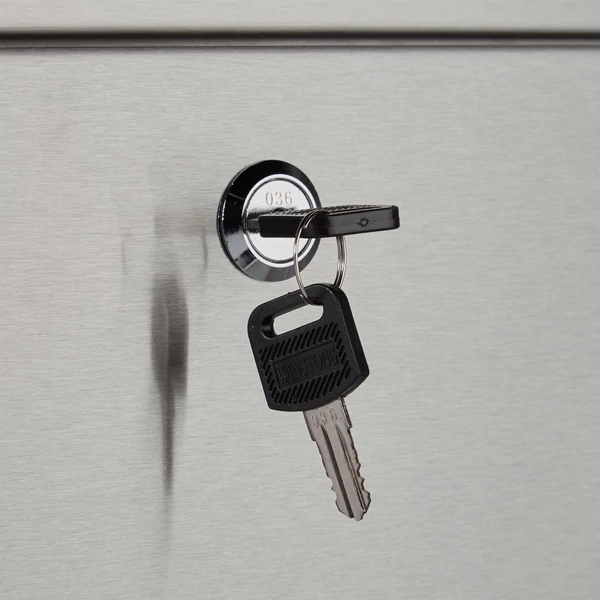 Karla rozsdamentes acél kültéri postaláda zárja és az abban elhelyezett két darab kulcs