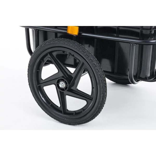 Willy kerékpáros utánfutó kerekéről készült közeli fotó