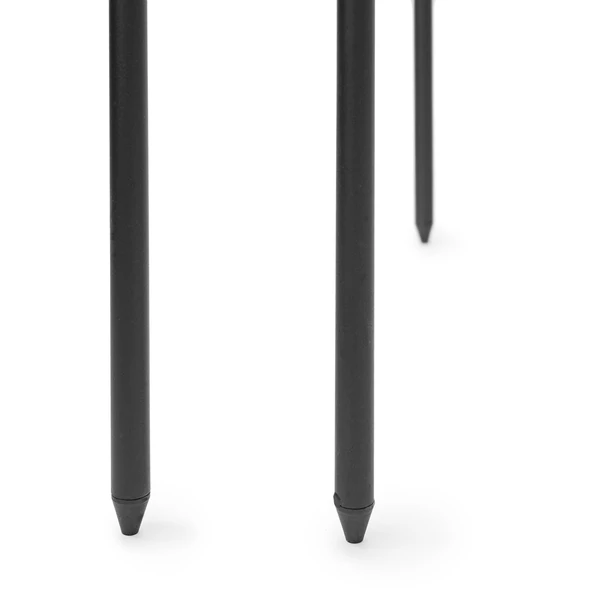 Leszúrható acél lábak egy fekete színű porszórt acél kültéri rózsafuttató kereten