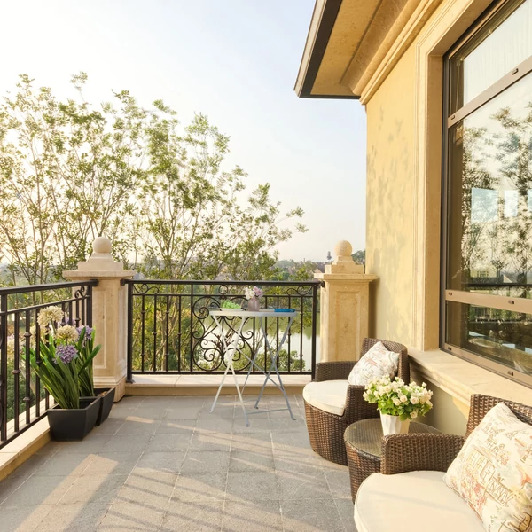 Biko összecsukható időjárásálló kültéri asztal egy nagyméretű teraszon