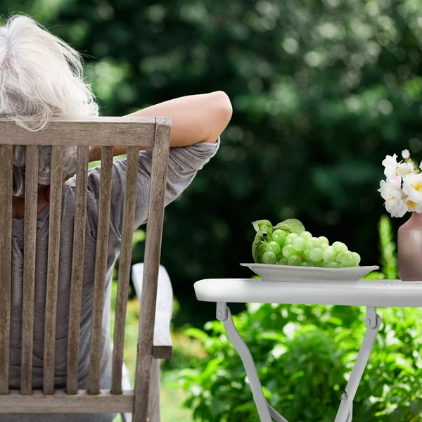 Biko fehér színű összehajtható kerti asztal a kertben