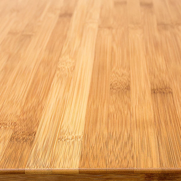 Bambusz laptop tartó állvány asztallapja közelről