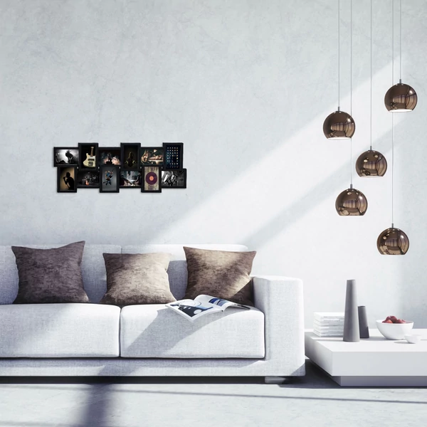 Kollázs képkeret fekete színben 12 darab fényképhellyel a nappaliban a kanapé felett a falon vízszintesen elhelyezve