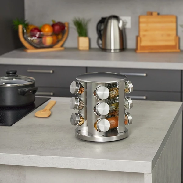 Spice rozsdamentes acél fűszertartó állvány különféle fűszerekkel feltöltve a konyhapult közepén