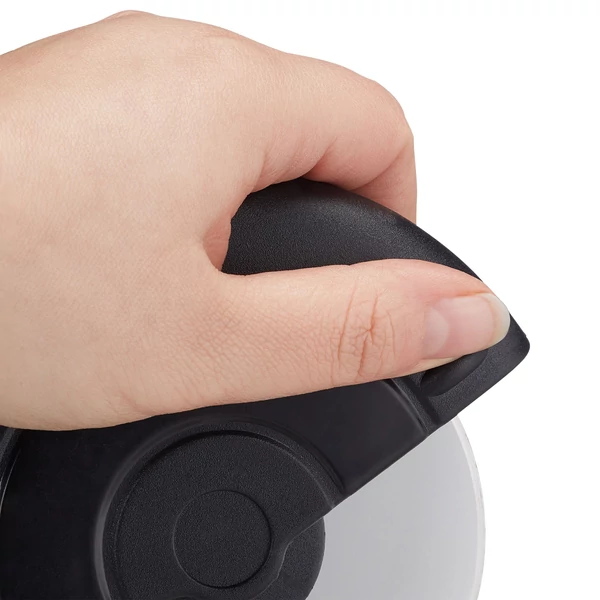 Műanyag markolatú rozsdamentes acél pengével felszerelt pizzavágó kerék egy hölgy kezében