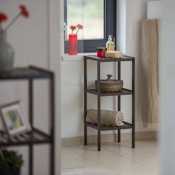 Nara 3 emeletes sötétbarna színű bambusz fürdőszoba polc különböző fürdőszobai kellékekkel