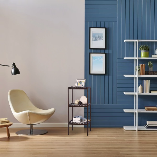 Nara barna színű bambusz polc  nappaliban elhelyezve könyvekkel és lakberendezési kiegészítőkkel