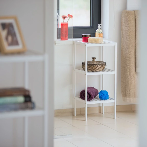 Nara három szintes fürdőszobai polc fehér színben teljes egészében bambusz alapanyagból mindennnapos fürdőszobai eszközökkel