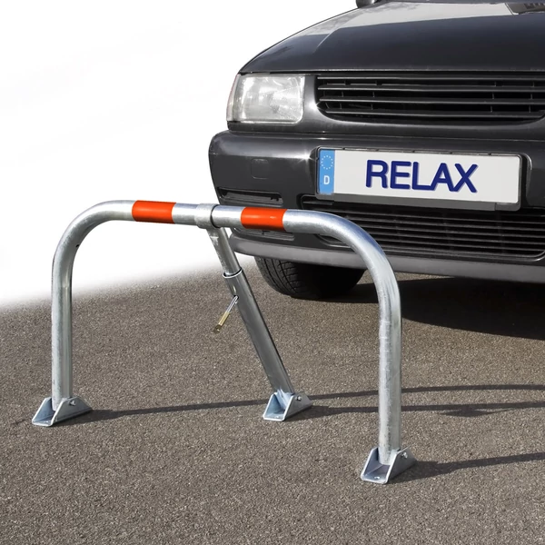 lakattal és kulccsal zárható parkolásgátló zárt állapotban mögötte egy parkoló autóval