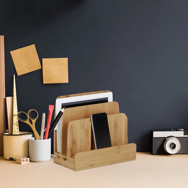 Port három férőhelyes asztali töltőállomás és dokkolóállomás bambuszból az íróasztalon irodaszerek között