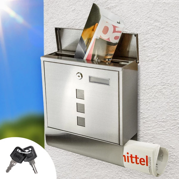 Rozsdamentes acél kültéri postaláda falra felszerelve a napi beérkező küldeményekkel