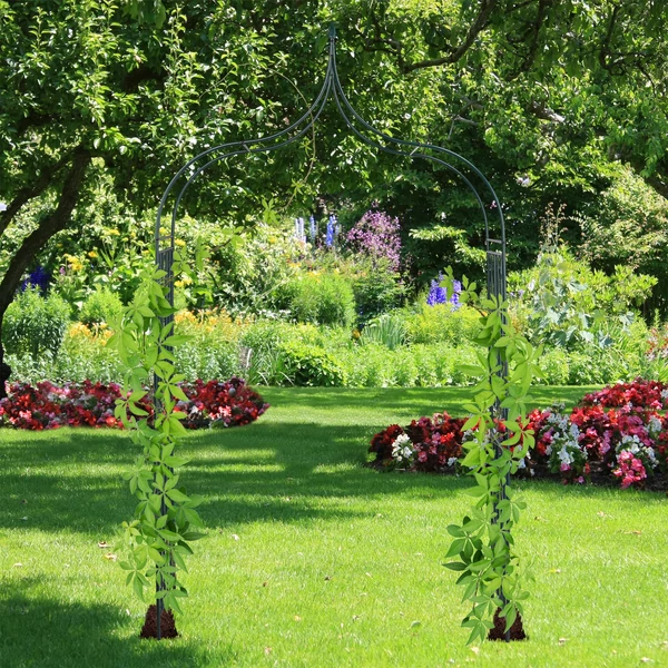 Rózsalugas kertkapu futónövényekkel dekoratív szerkezet