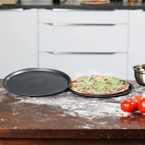 Pizzakészítő tálca használat közben
