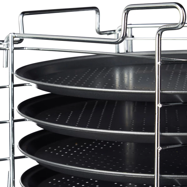 Rozsdamentes acélból készült négy darab pizza sütésére alkalmas állvány a pizzatepsikkel még üresen