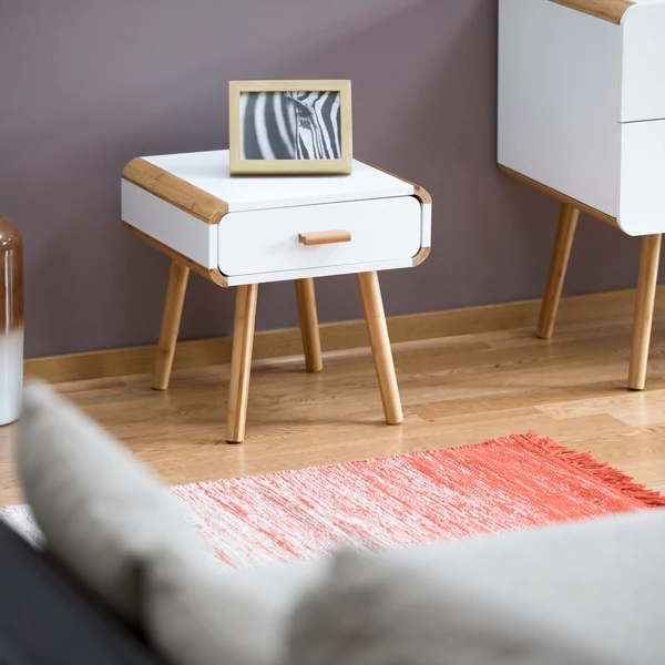 Skandináv stílusú nappaliban elhelyezett astrid éjjeliszekrény 