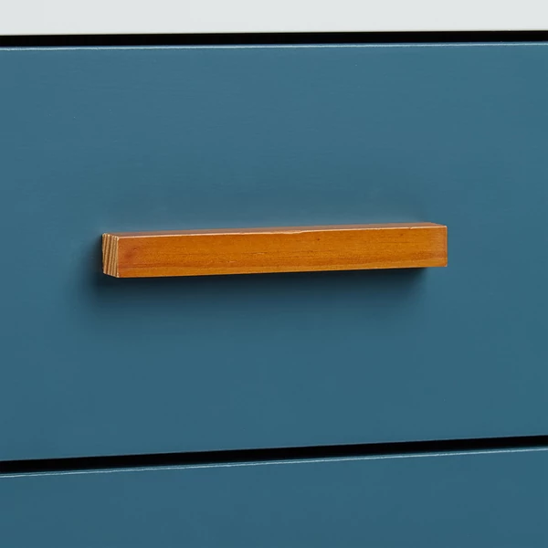 Bambusz fogantyú egy alrik matt kék színű éjjeliszekrény fiókjának frontrészén