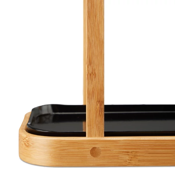 esernyők tárolása rendezetten egy bambusz esernyőtartó belsejében