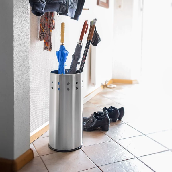 Rozsdamentes acél esernyőtartó kör alakú előszobában elhelyezve